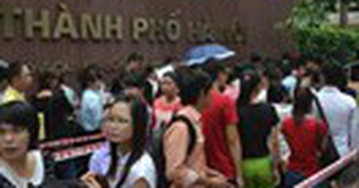 Chen nhau xếp hàng nộp hồ sơ thi công chức