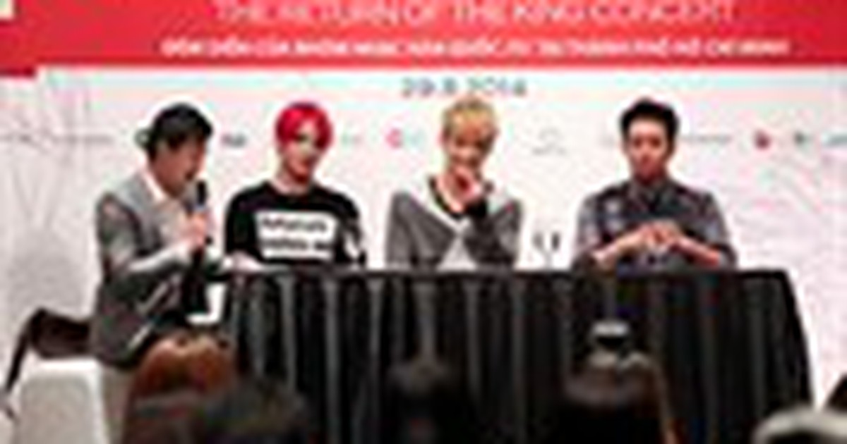 Thành viên JYJ ấn tượng với nón lá được fan Việt tặng