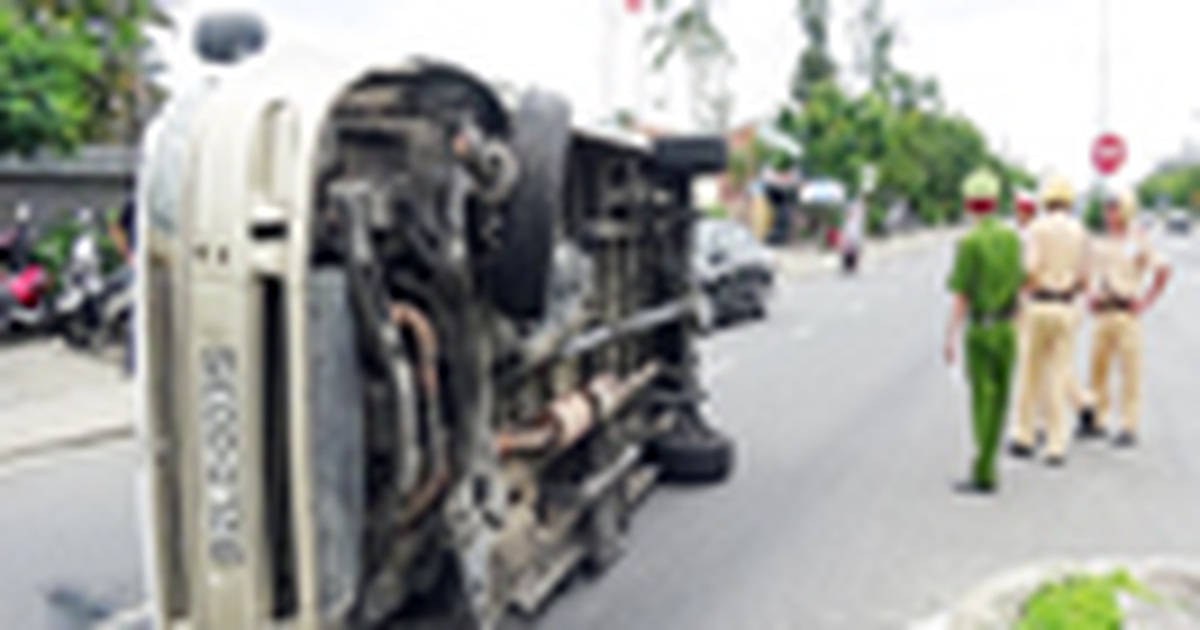 Tránh một phụ nữ lao ra đường, xe khách lật ngang