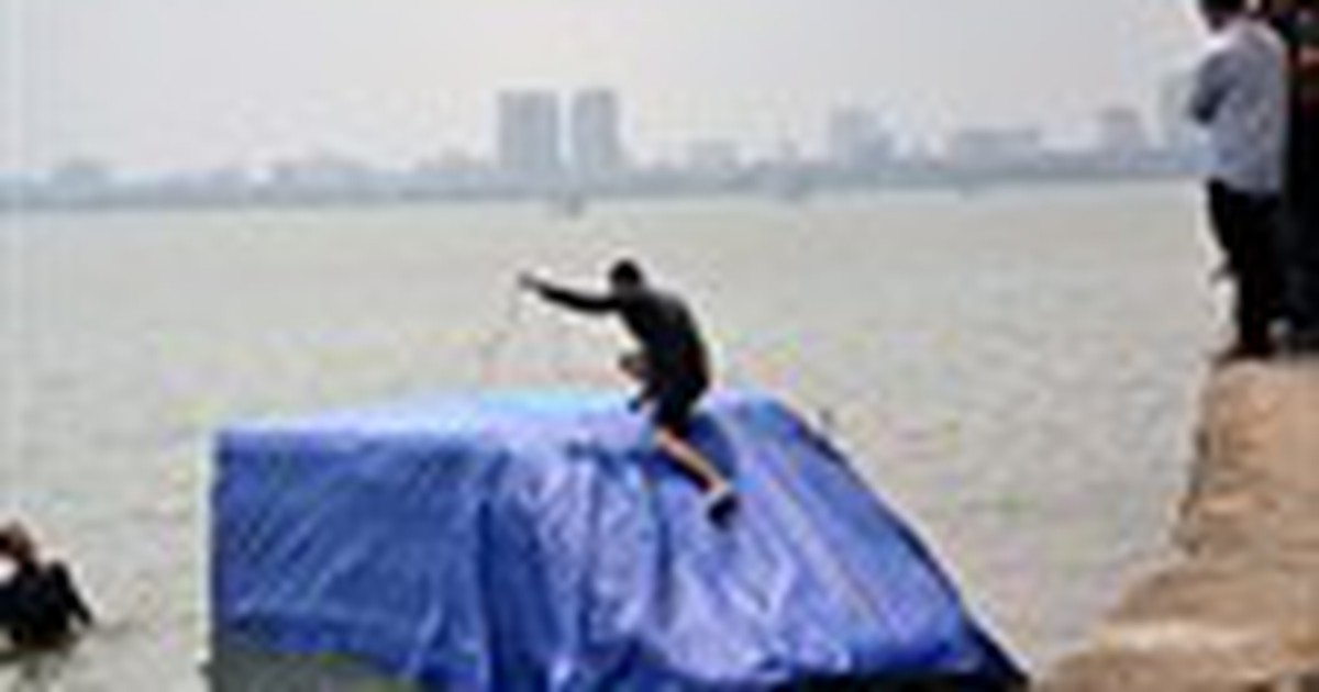 Chùm ảnh trục vớt xe bưu chính 'bay' xuống hồ Tây