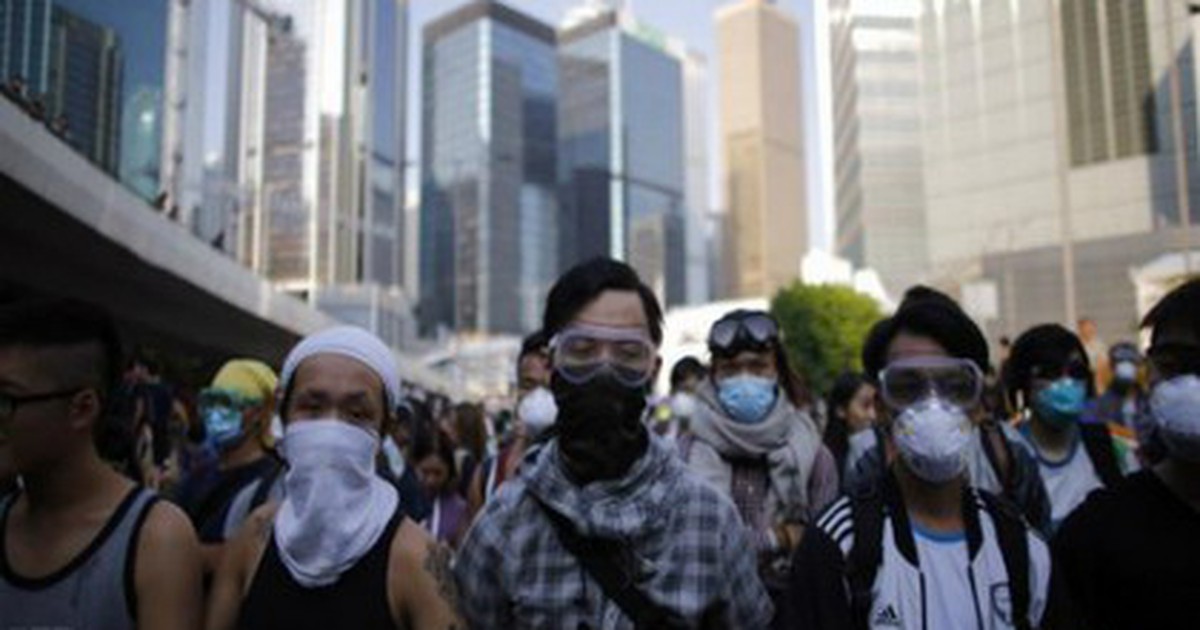 Người biểu tình giằng co với cảnh sát Hồng Kông