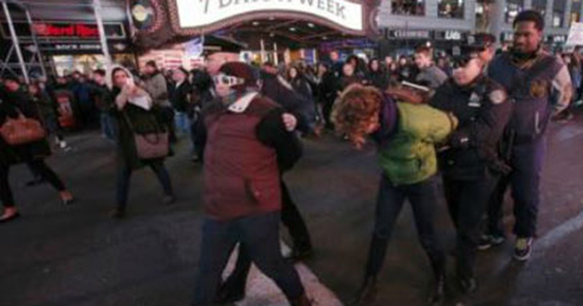 Cảnh sát lại bắn chết người da màu tại Mỹ