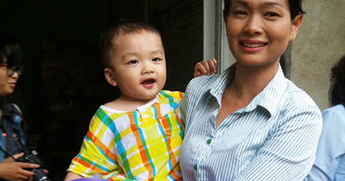 Mẹ của bé trai bị bỏ rơi trên taxi được ra trại cai nghiện