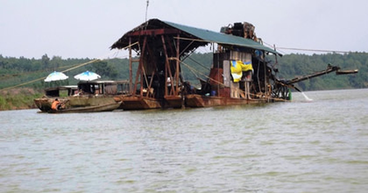 'Tàu cuốc' lộng hành