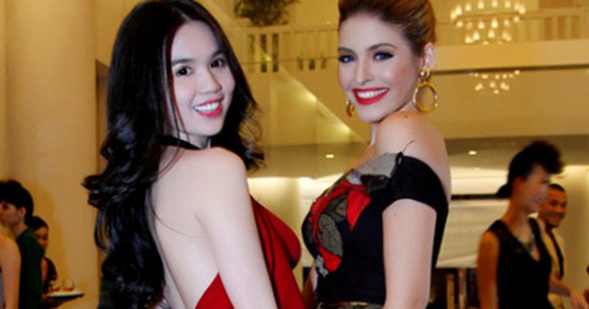 Chân dài Andrea đọ dáng nóng bỏng với Ngọc Trinh