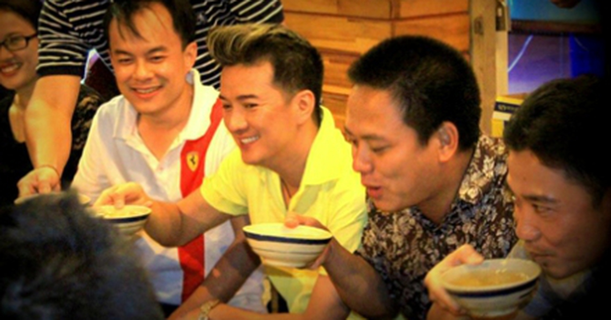 Bắt gặp Đàm Vĩnh Hưng nhậu bia tô bên vỉa hè