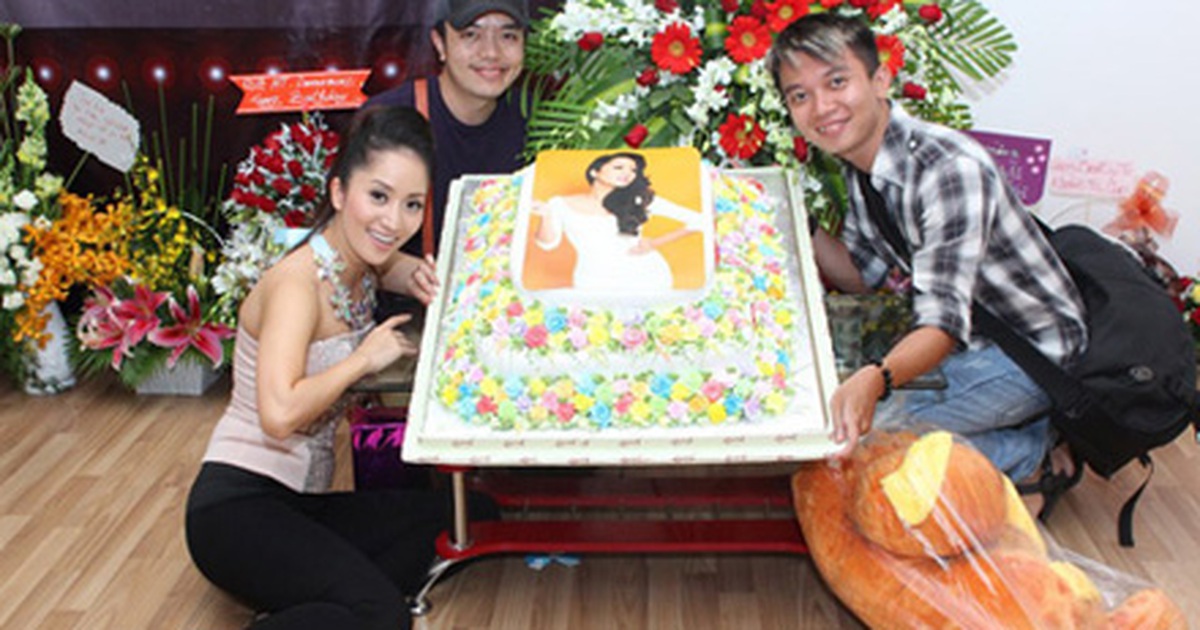 Khánh Thi nức nở trong tiệc sinh nhật do học trò tổ chức