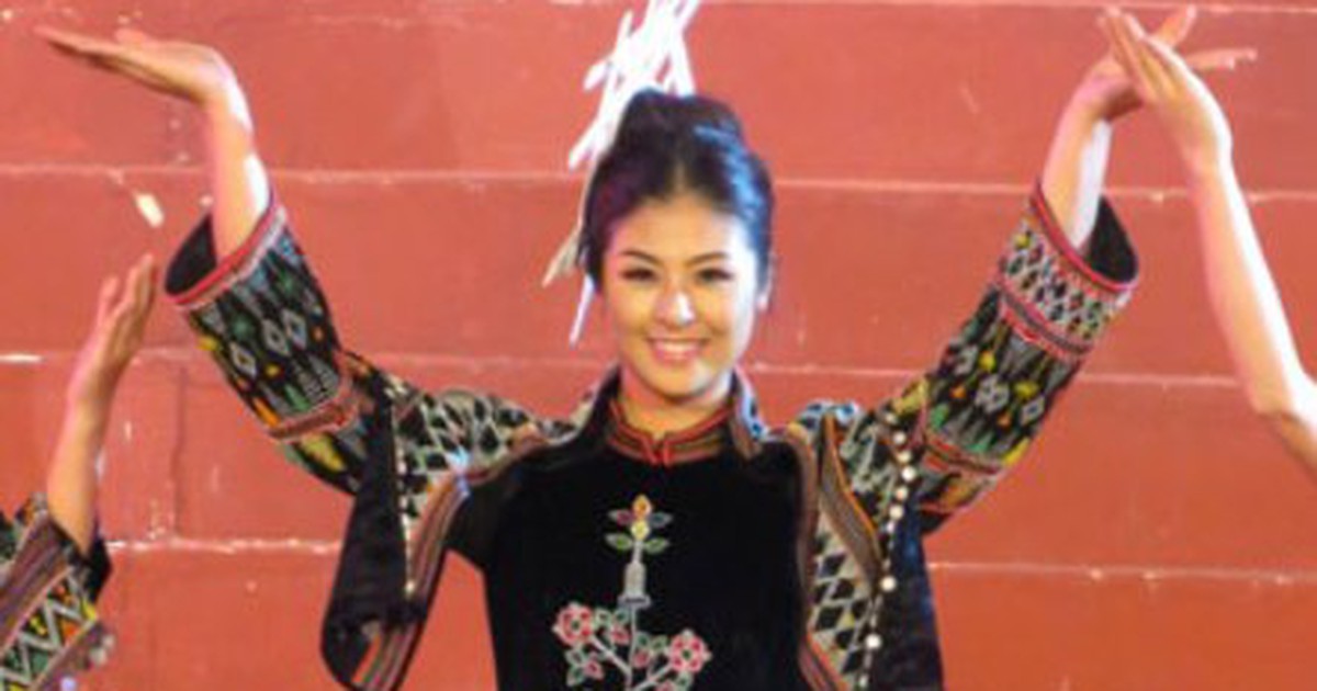 Hoa hậu Ngọc Hân gây ấn tượng mạnh trên đất cố đô