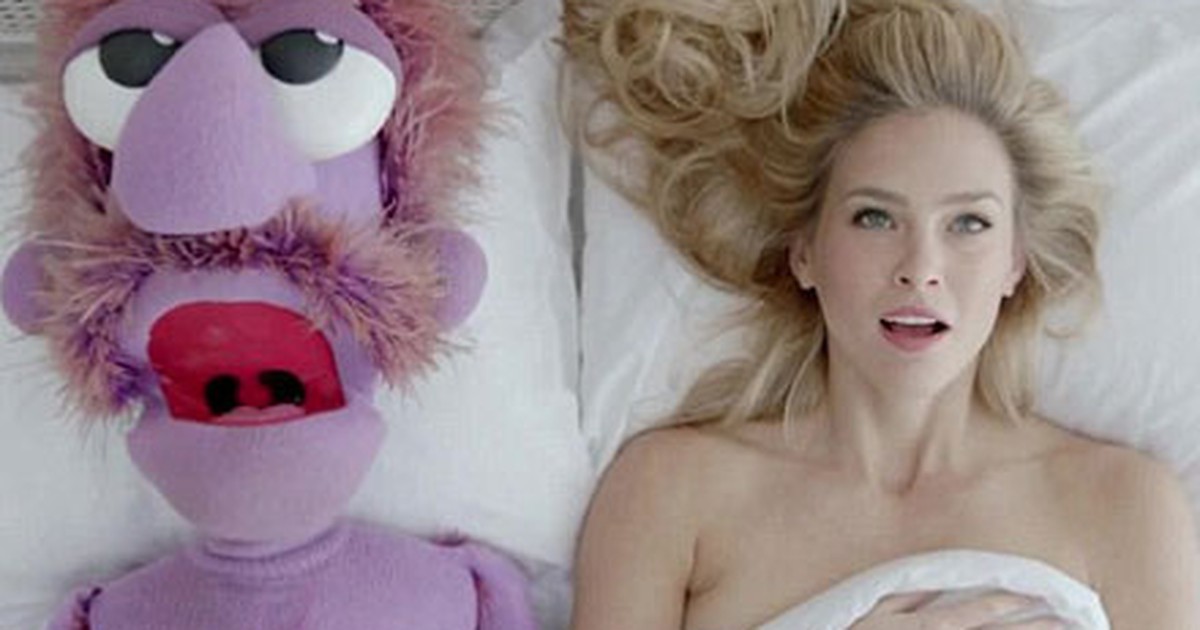 Quảng cáo của Bar Refaeli bị cấm phát sóng vì 'lên giường' với con rối