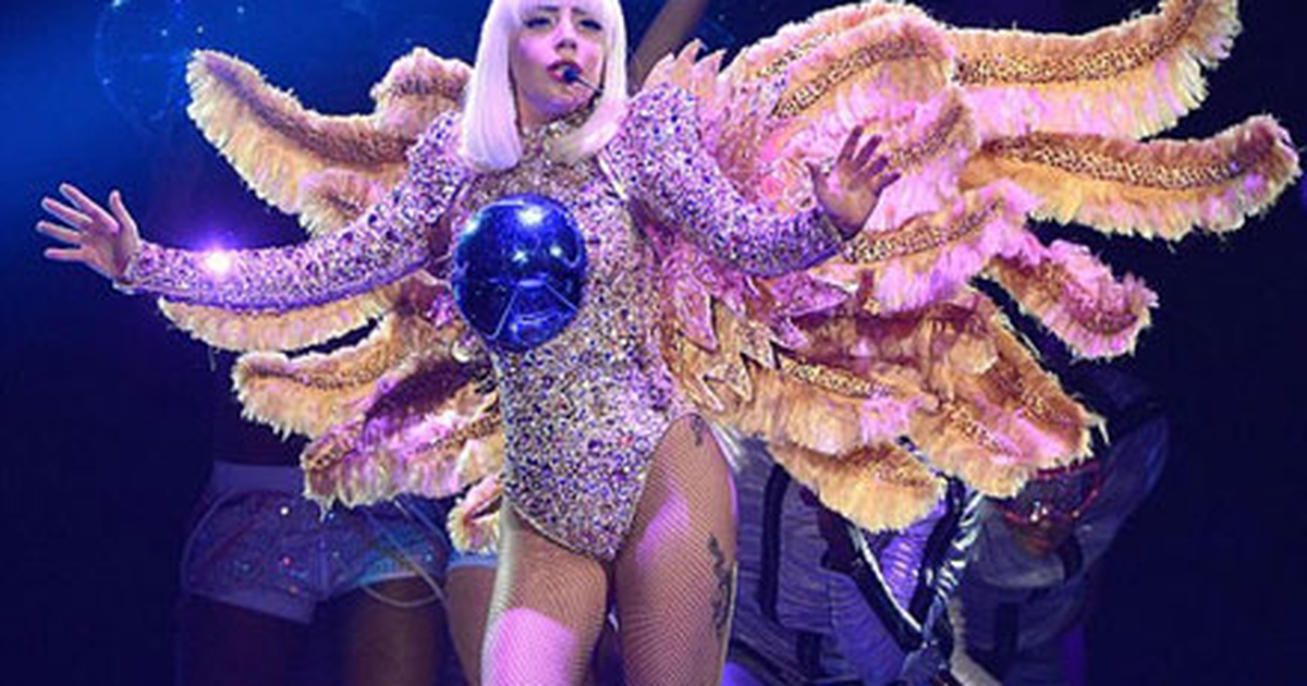 Lady Gaga vô tư lột đồ trên sân khấu