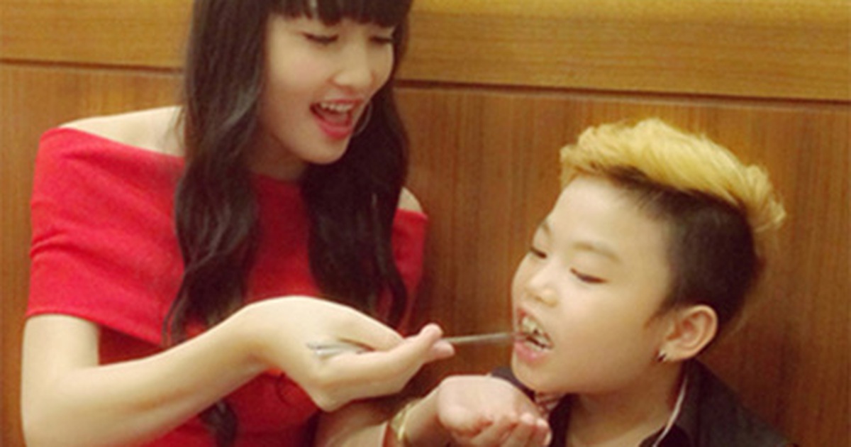 Triệu Thị Hà thân thiết đút thức ăn cho 'tiểu Psy' Hwang Min Woo