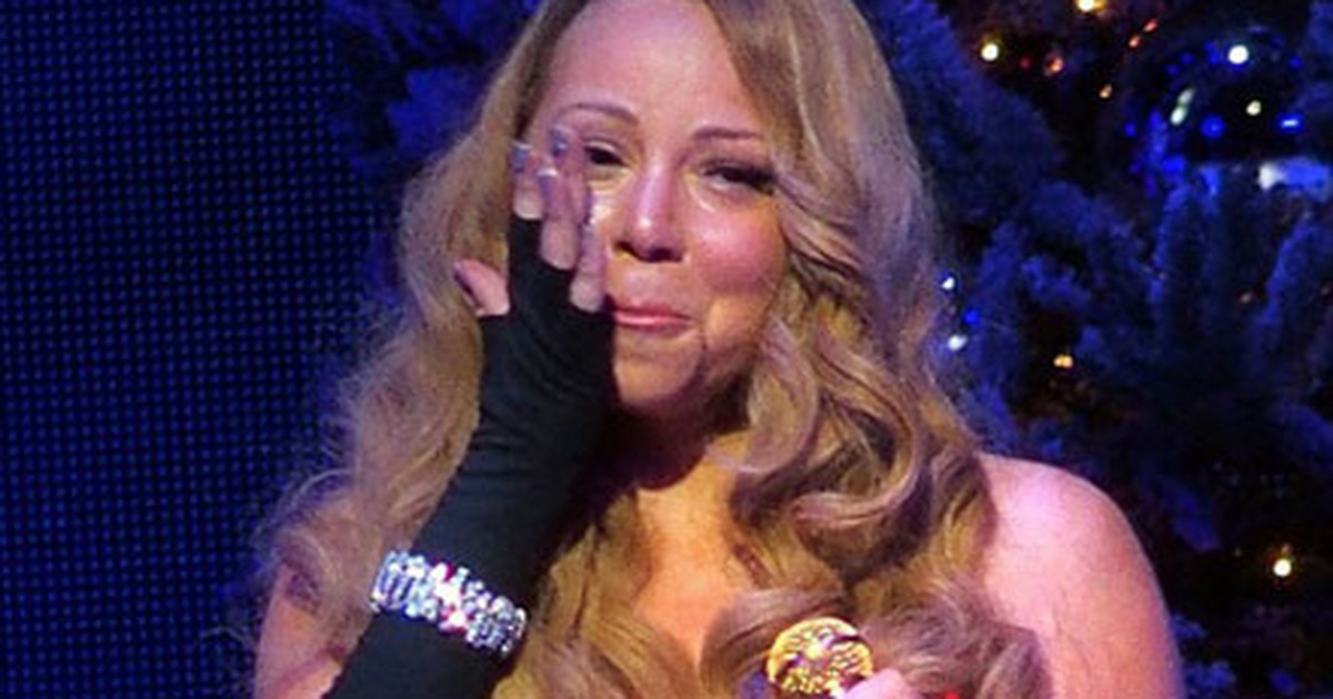 Mariah Carey khóc nức nở vì cô đơn trên sân khấu mùa Giáng sinh