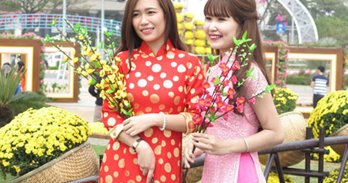 Thiếu nữ Đà Nẵng tạo dáng chụp ảnh rộn ràng đường hoa