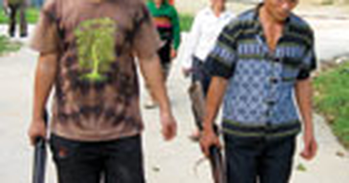 Vận động đồng bào giao nộp súng