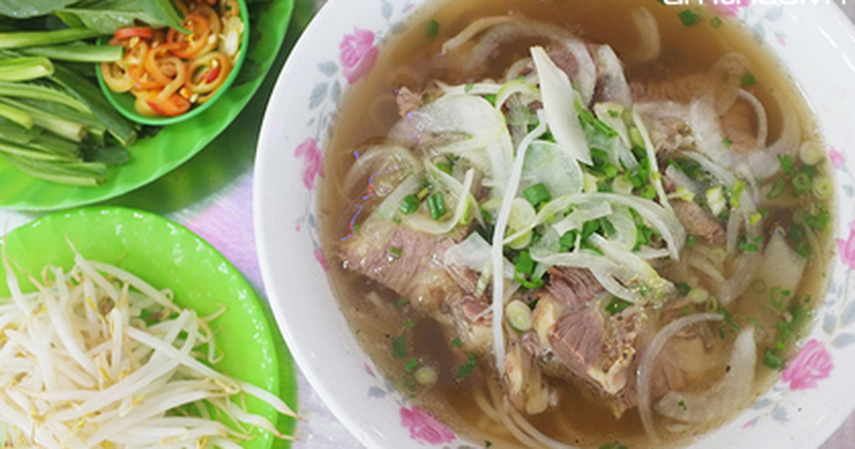 Nức tiếng phở gia truyền Phú Vương ở Sài Gòn