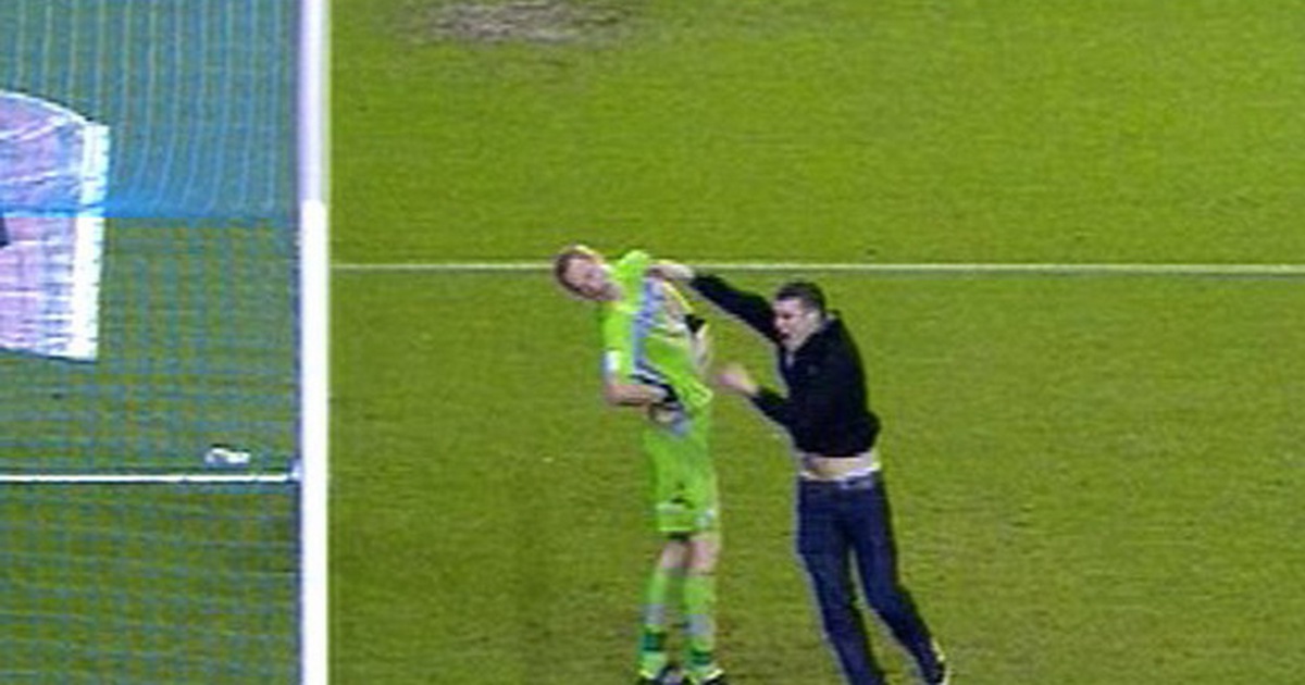 Cựu thủ môn tuyển Anh bị CĐV hạ knock-out ngay trên sân