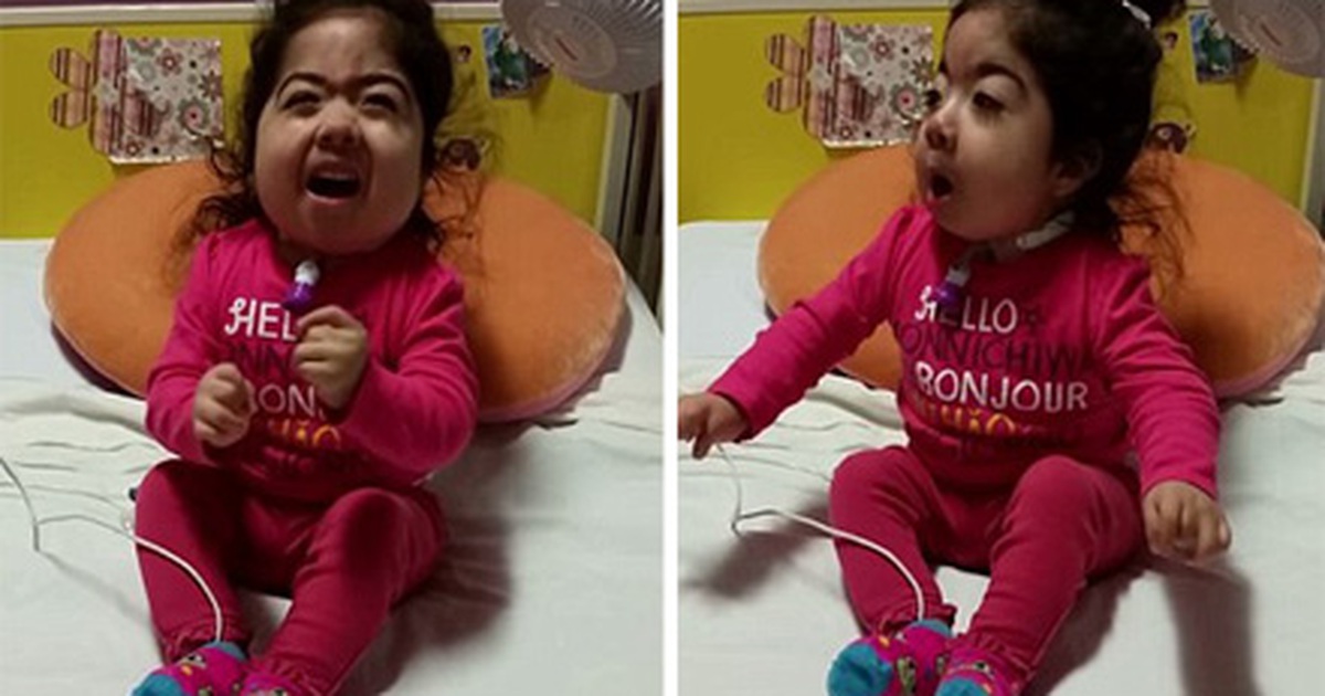 Cô bé tật nguyền 2 tuổi hát nhép theo Miley Cyrus