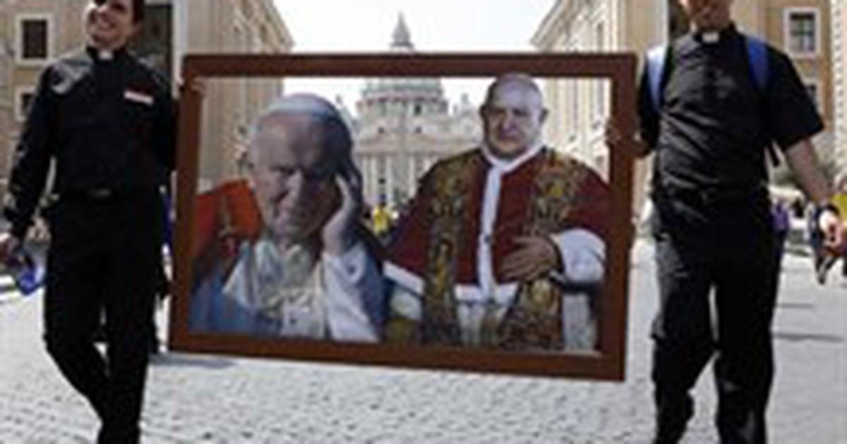 Hai giáo hoàng còn sống phong thánh cho hai cố giáo hoàng