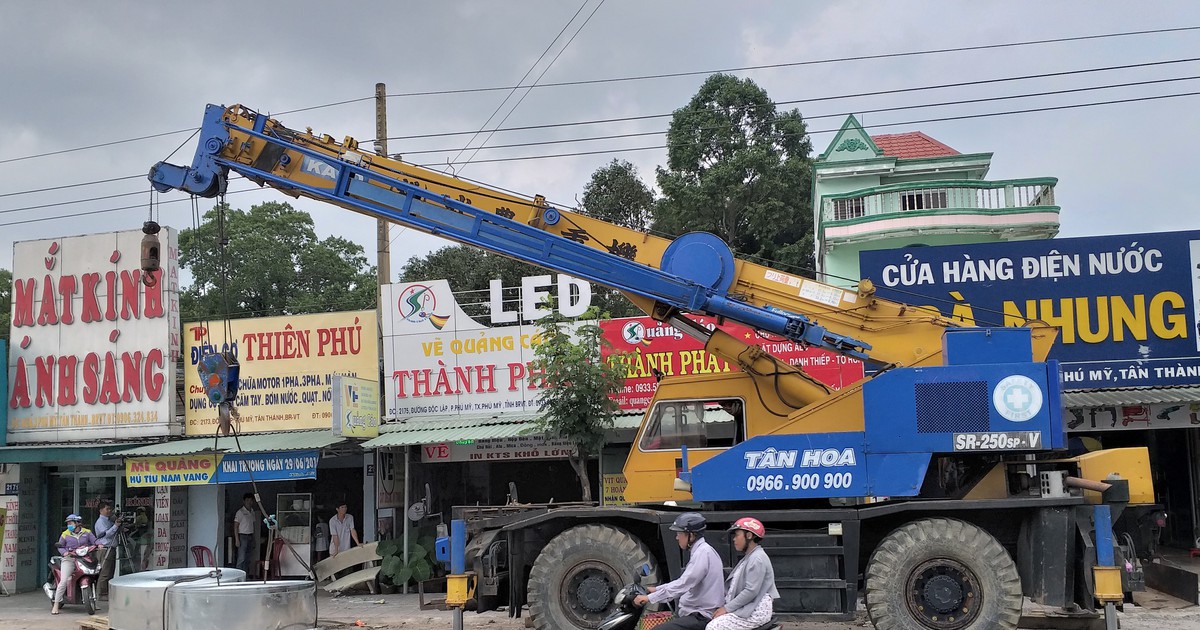 4 cuộn tôn nặng hàng chục tấn rơi xuống đường, lăn vô nhà dân