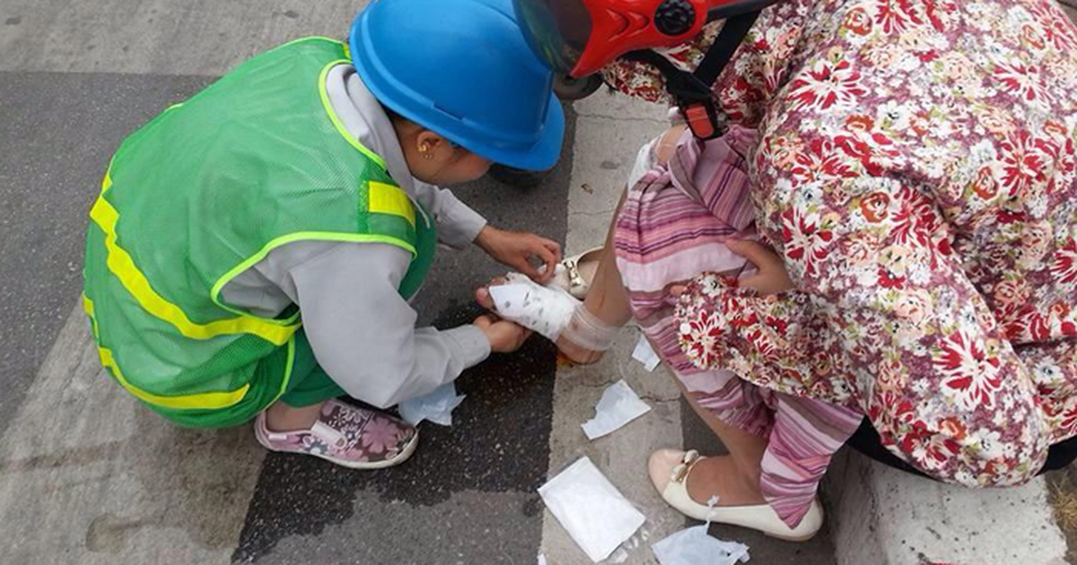 Hành động đẹp của chị lao công với người bị tai nạn giao thông