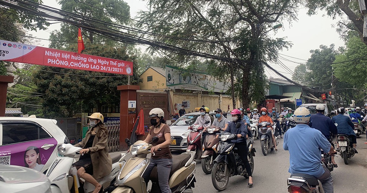 Hà Nội: Bệnh viện giữa nội đô người xe kẹt cứng, nguy cơ lây nhiễm