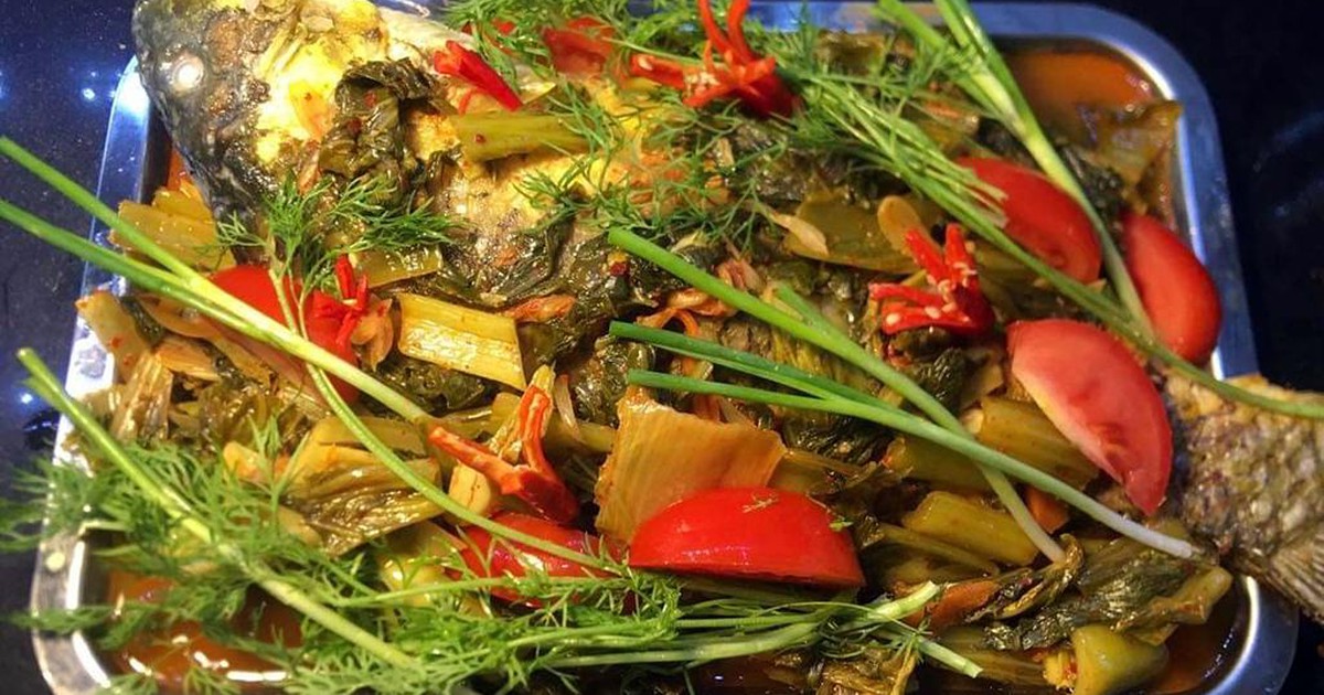 Cá chép om dưa quán lá