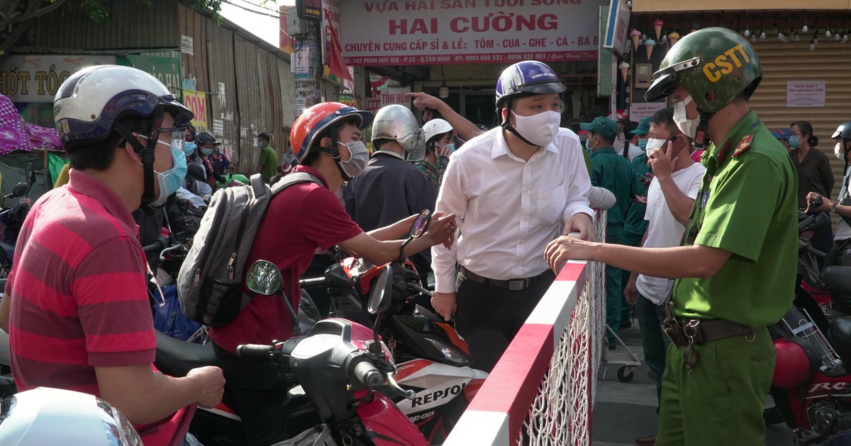 TP.HCM giãn cách xã hội: Ùn tắc tại các chốt chặn ở Gò Vấp trong sáng 31.5