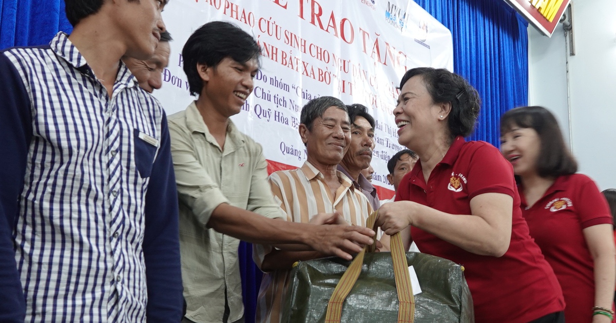 Phu nhân nguyên Chủ tịch nước Trương Tấn Sang trao 20 căn nhà, 500 bộ áo phao