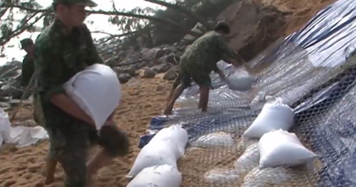 Người dân ven biển Dung Quất làm bờ chắn sóng trước khi bão số 9 đổ bộ