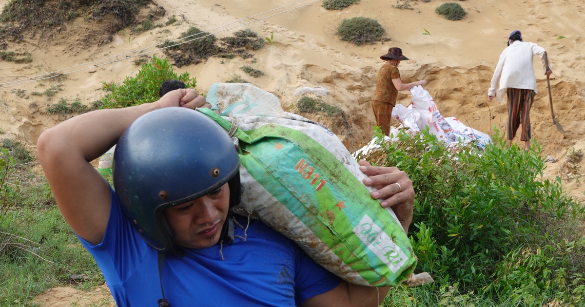 Quảng Ngãi: Người dân hối hả chằng chống nhà cửa, sơ tán tránh bão số 9
