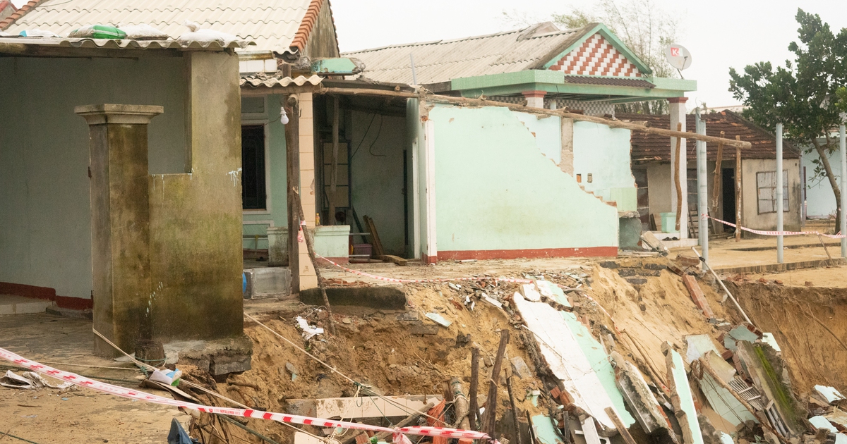 Quảng Ngãi: Biển xâm thực, dân bỏ nhà chạy trong đêm