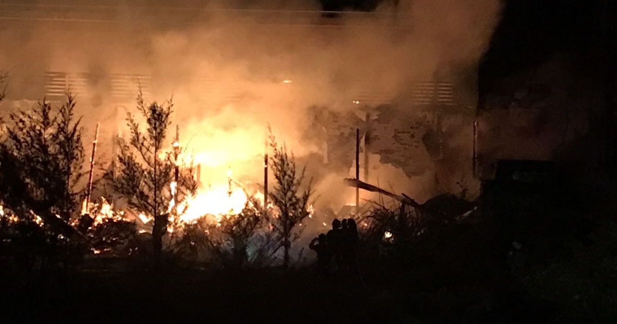 Quảng Ngãi: Kịp thời chữa cháy xưởng đóng tàu bùng cháy trong đêm