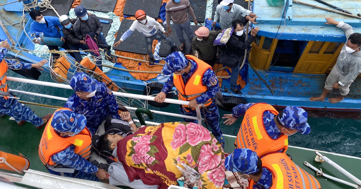 Cảnh sát biển vượt sóng to gió lớn đưa người dân bị thương nặng đi cấp cứu