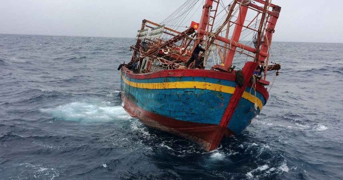 Quảng Ngãi: Sóng biển đánh chìm tàu cá, 2 ngư dân mất tích