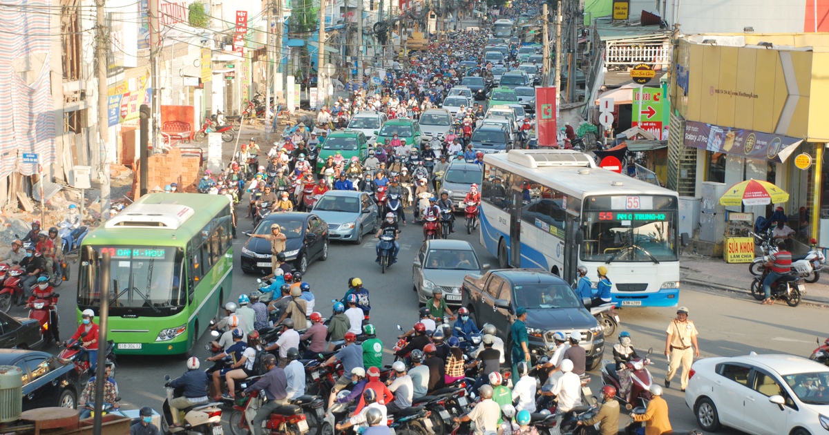 Cuối tuần, người Sài Gòn nối đuôi ở ngã 6 Gò Vấp vì lô cốt bủa vây