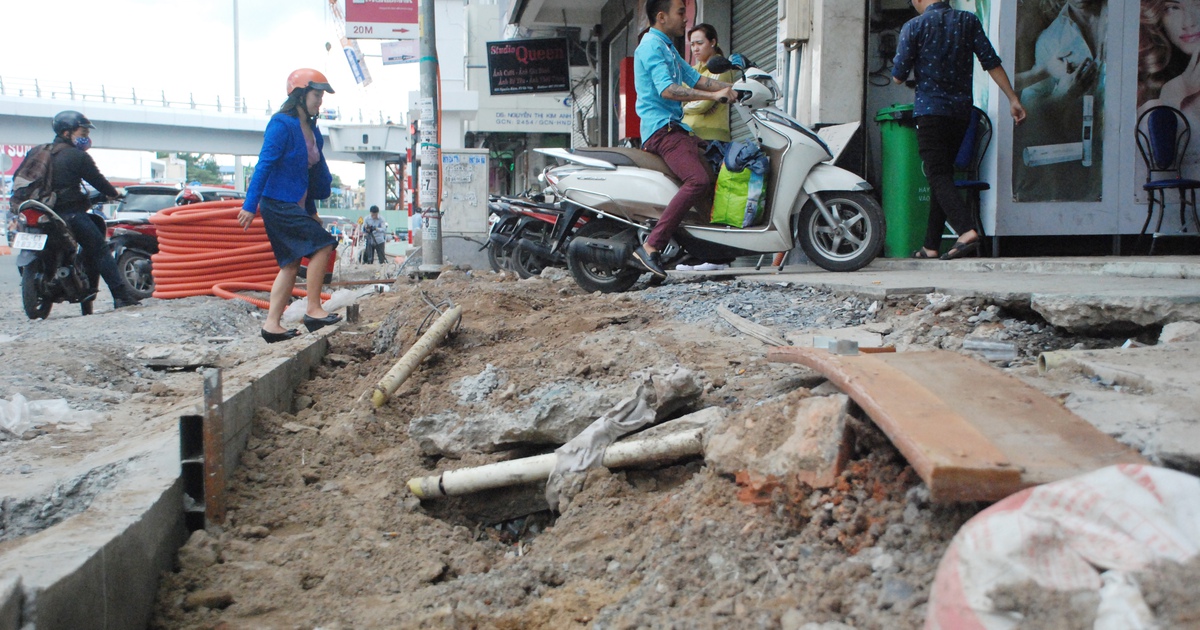 Cận cảnh bầy hầy khiến gói thầu bị đình chỉ 2 tháng tại cầu vượt Nguyễn Kiệm