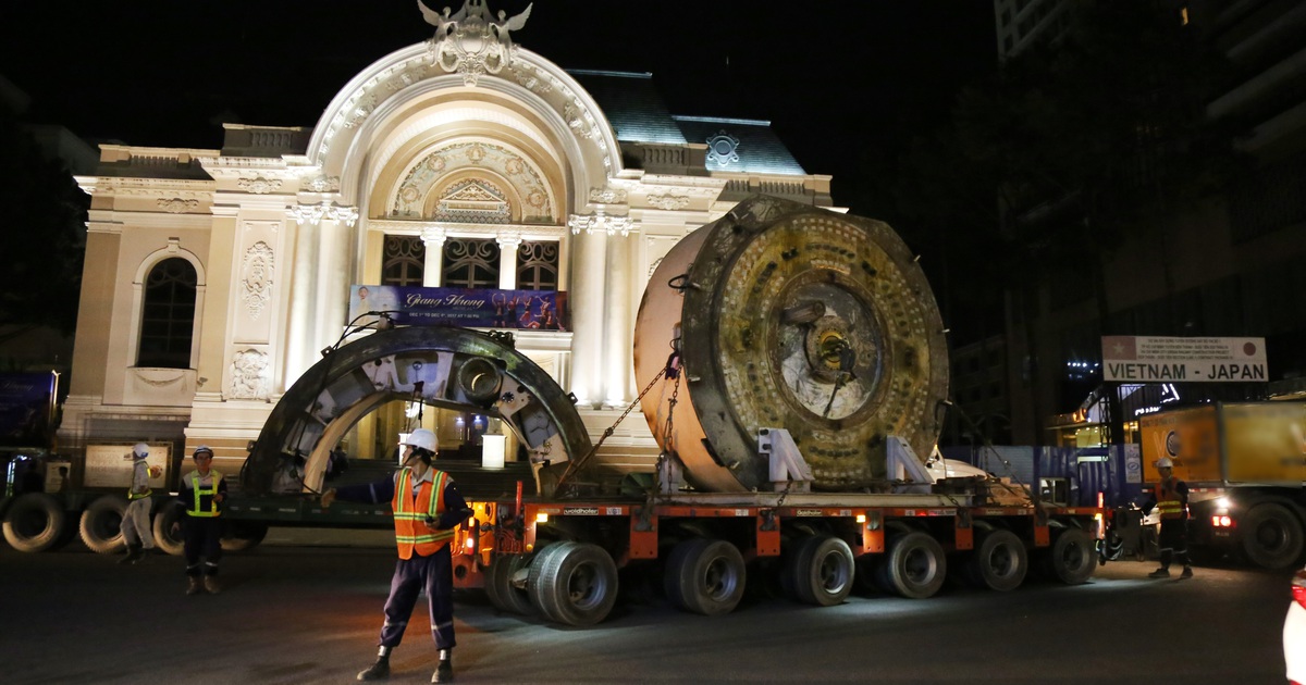 Cận cảnh Robot 'khủng' khoan hầm Metro tháo rời chuyển về ga Ba Son như thế nào?