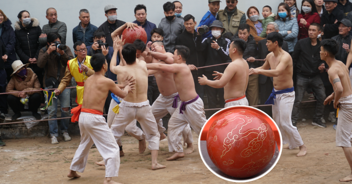 Thanh niên Hà Nội mình trần vật lộn cướp cầu trong lễ hội làng Thúy Lĩnh