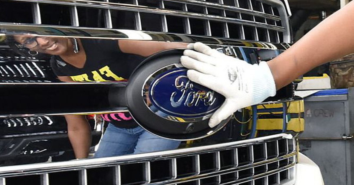 Hàng ngàn xe Ford sản xuất đang ‘nằm kho’ chờ gắn... logo