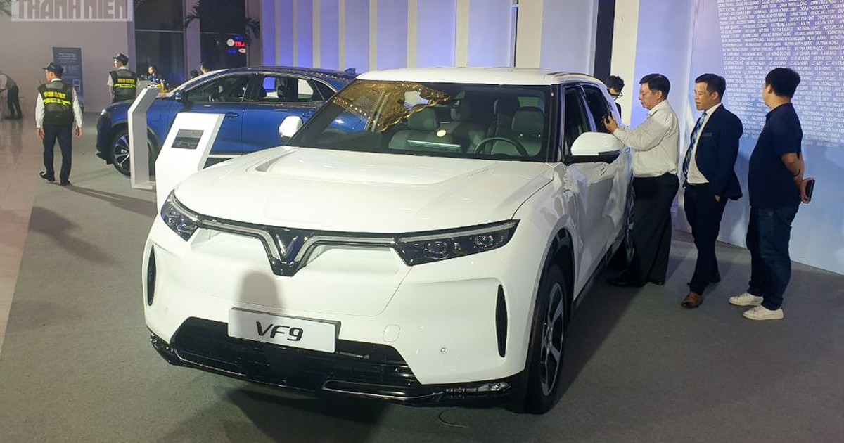 Người Việt hào hứng khi ‘ngắm tận mắt, sờ tận tay’ bộ đôi VinFast VF8, VF9