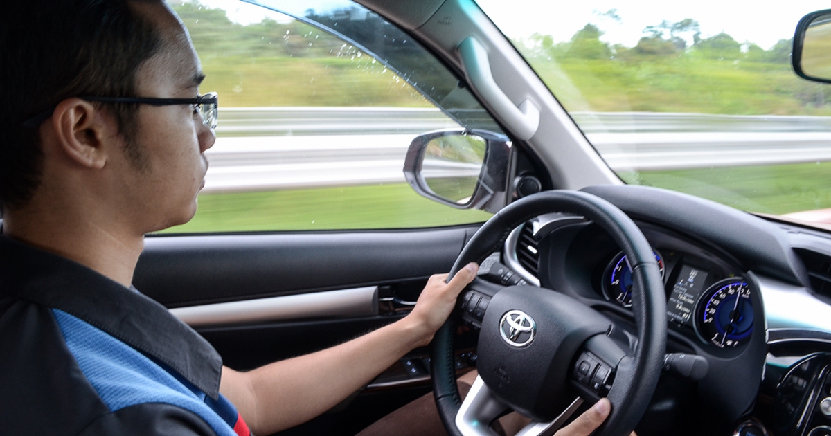 4 cách xử lý kính ô tô bị mờ khi trời mưa ẩm