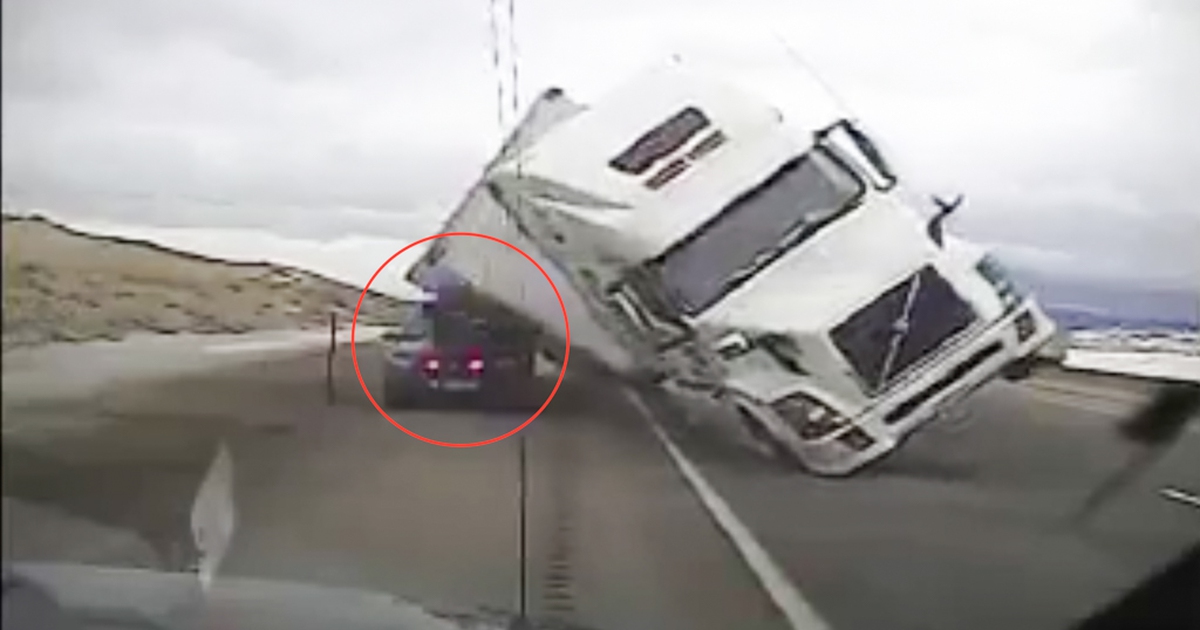 Xe container bị gió thổi lật, đè nát xe cảnh sát