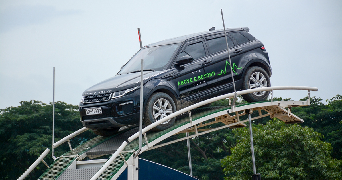 Lái dàn xe sang tiền tỉ Land Rover 'vượt hồ leo dốc' giữa lòng phố