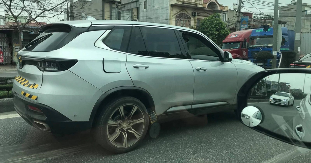 Bộ đôi ô tô VinFast lần đầu chạy thử nghiệm trên đường phố Việt Nam