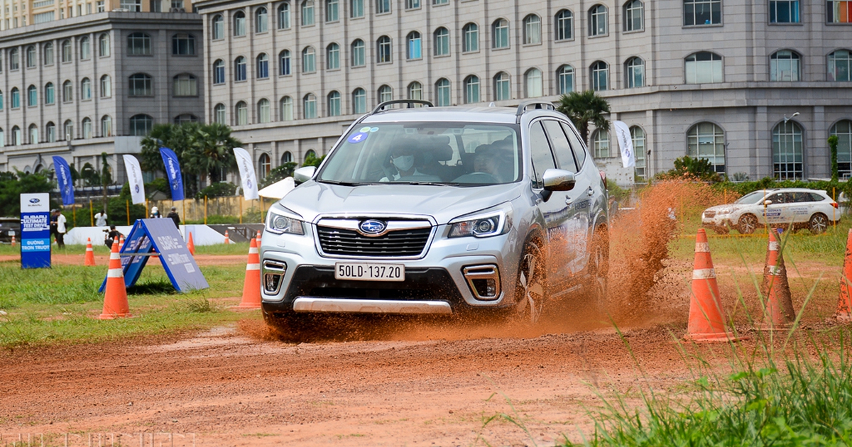 Khách Việt đổ xô lái Subaru Forester ‘leo dốc, vượt hồ’ giữa lòng phố