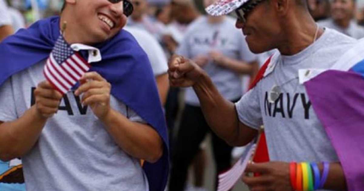 Mỹ sắp cho phép người chuyển giới phục vụ trong quân đội