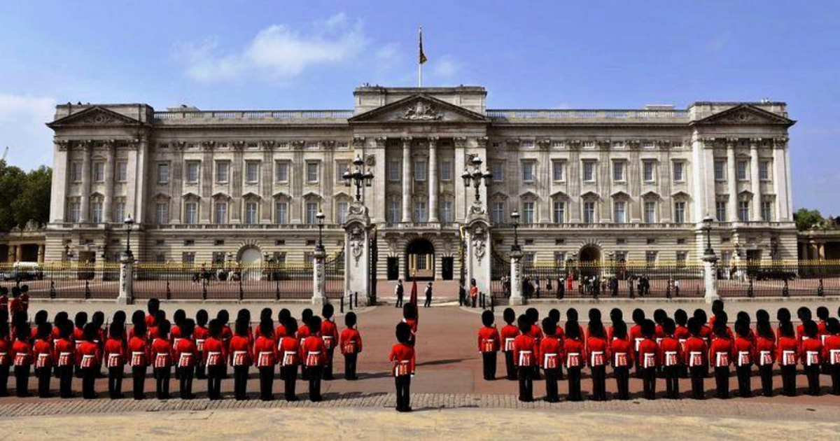 Hoàng gia Anh triệu tập toàn bộ nhân viên họp khẩn