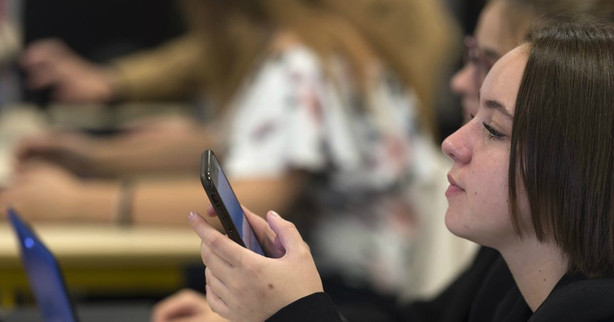 Pháp cấm học sinh dùng điện thoại di động trong trường