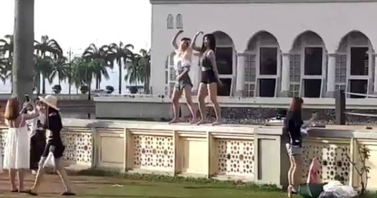 Nhảy nhót trước đền thờ Hồi giáo Malaysia, du khách Trung Quốc bị trục xuất