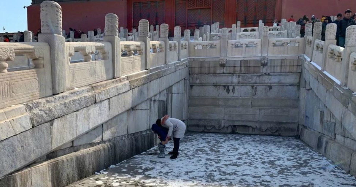 Đến Tử Cấm Thành cũng không thoát cảnh 'tè bậy'